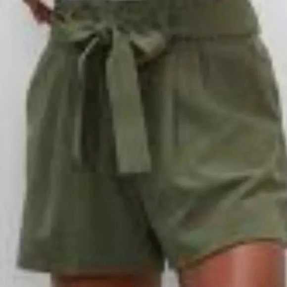 Banana Republic Paperbag Tie-Waist Short - 4 inch inseam, Size 4, Army Green - Picture 2 of 5